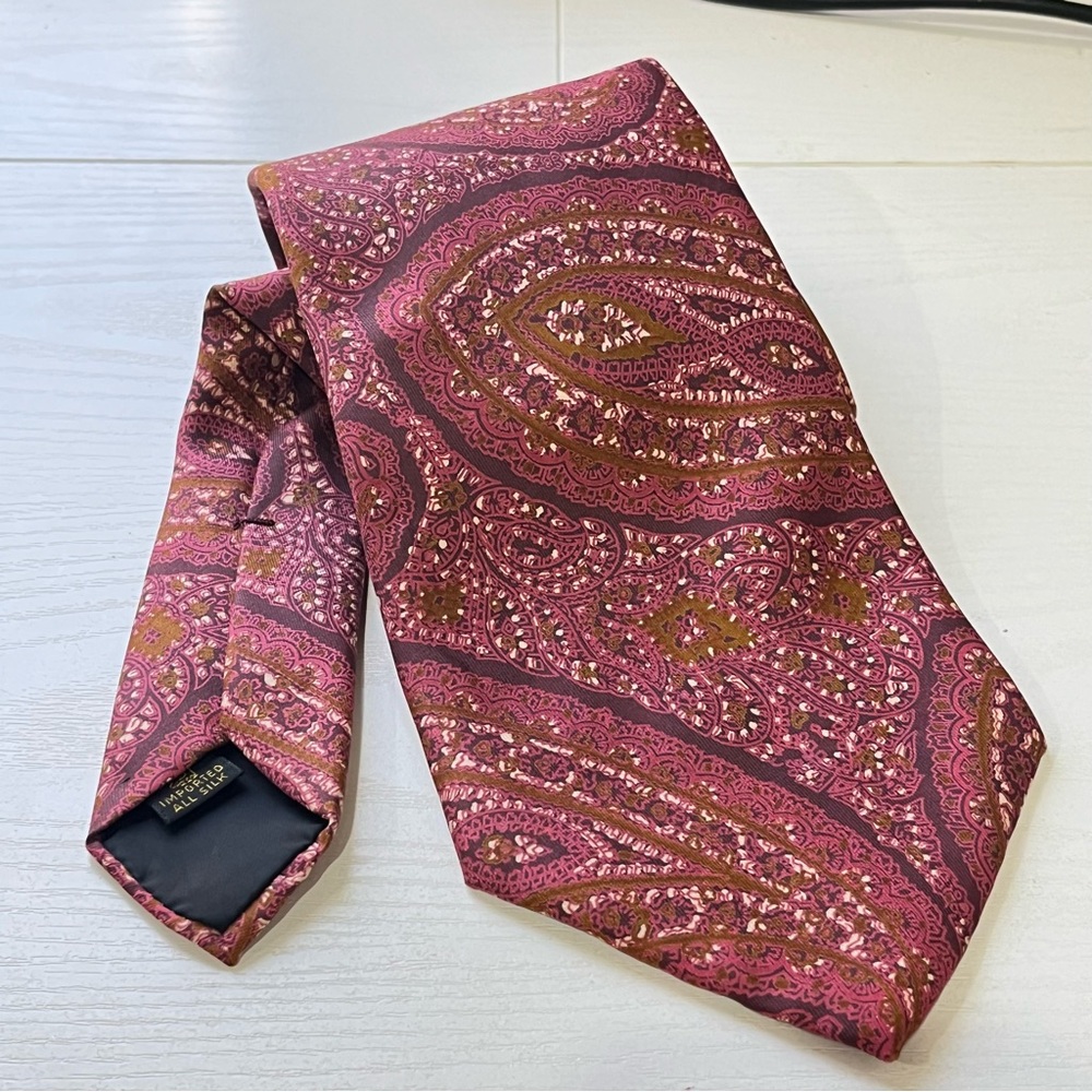 Le Dernier Cri Pink Paisley Pattern - 100% Silk Tie